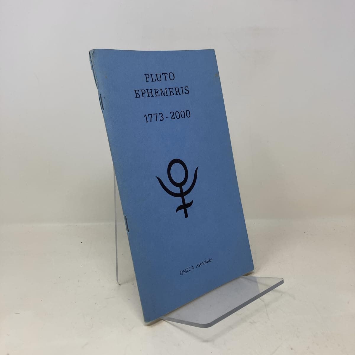 PLUTO EPHEMERIS 1773 - 2000 LONGITUDE, LATITUDE AND DECLINATION AT 10-DAY INTERVALS [Paperback] Omega Associates by null