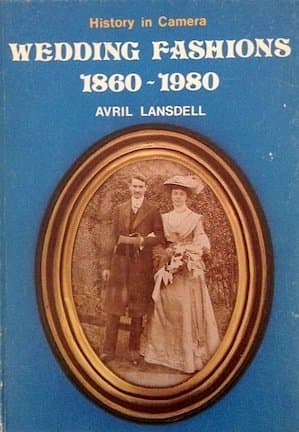 Wedding Fashions, 1860-1980 [Paperback] Lansdell, Avril by null