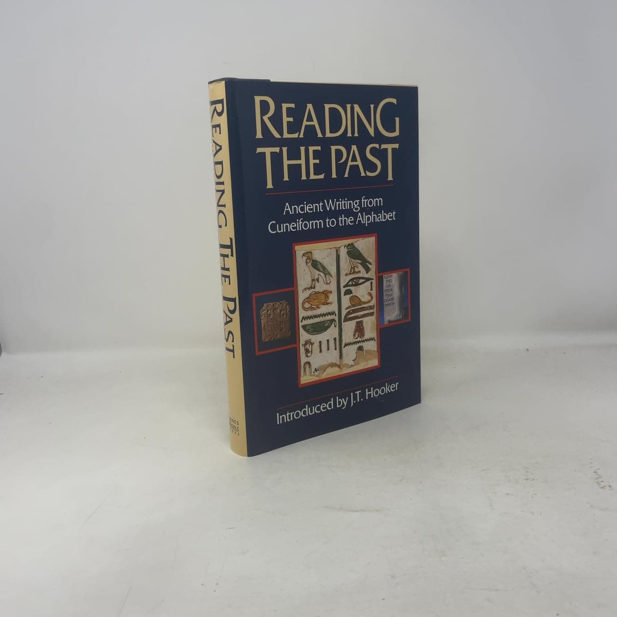 Reading the Past: Ancient Writing From Cuneiform to the Alphabet [Hardcover] J. T. Hooker by null