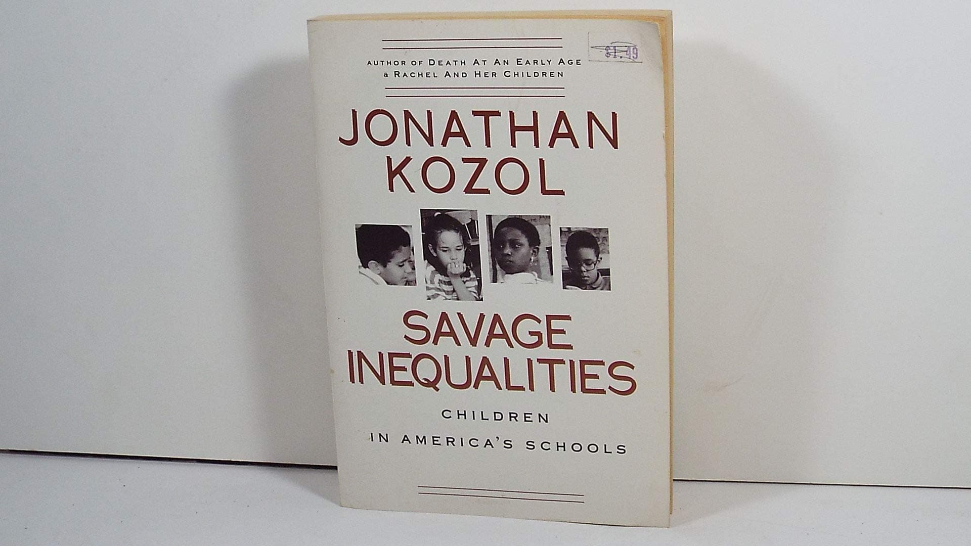 Savage Inequalities [Unknown Binding] Jonathan Kozol by null