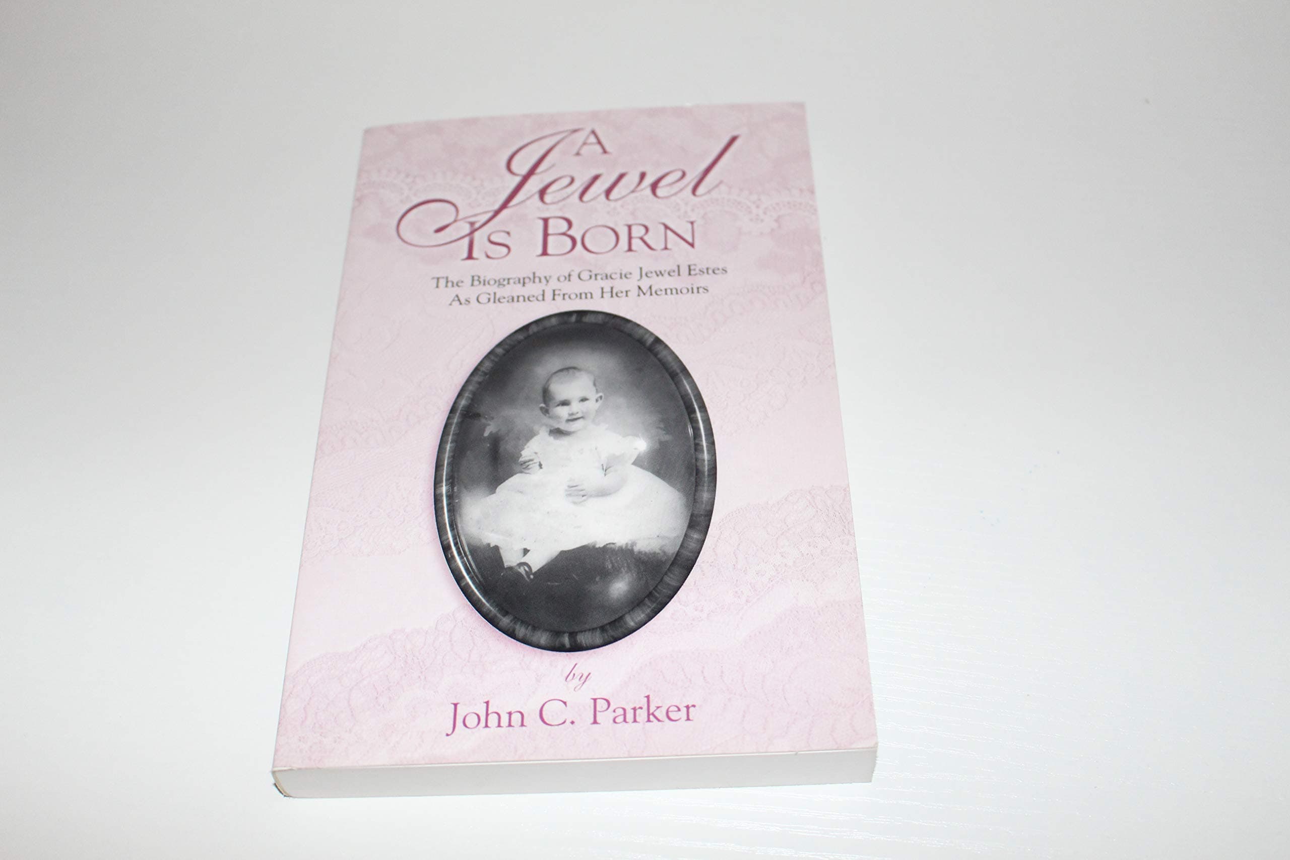 A Jewel Is Born: The Biography of Gracie Jewel Estes [Paperback] John C. Parker by null