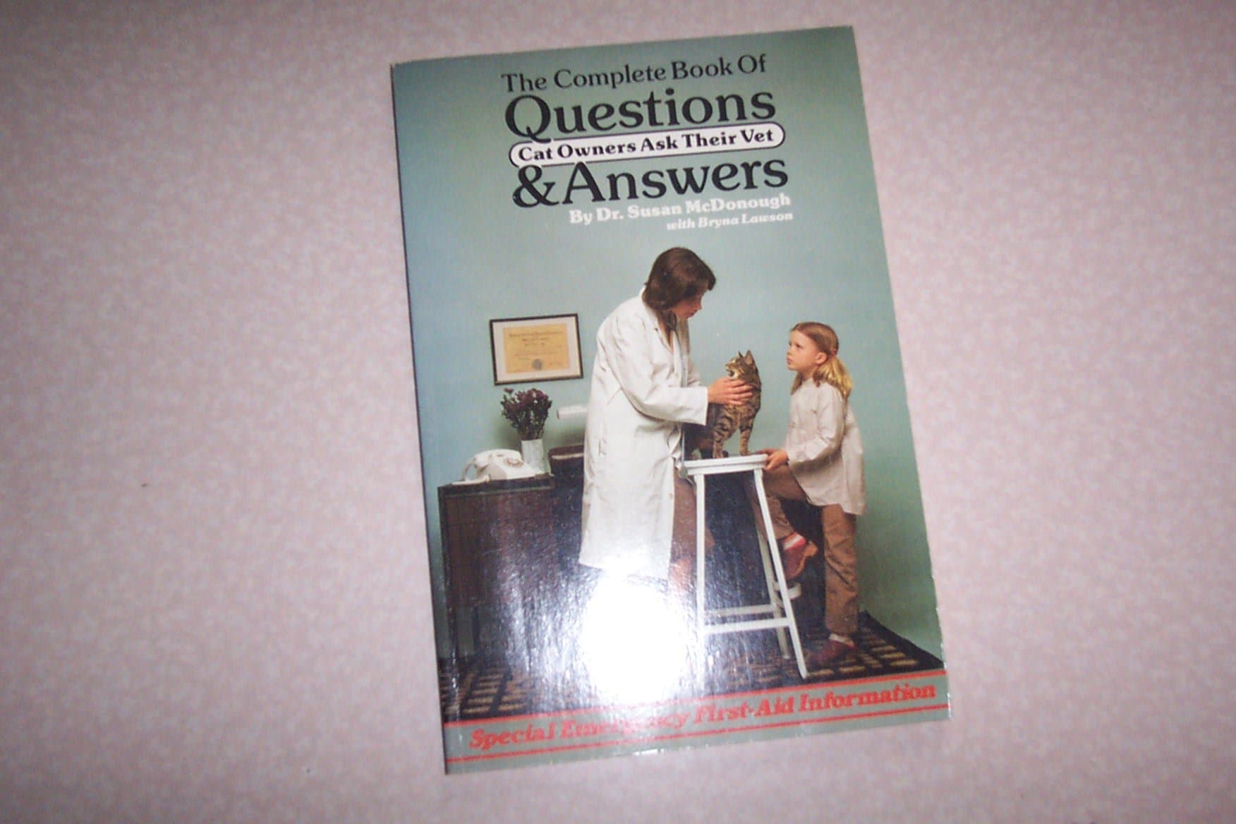 The Complete book of Questions, Cat Owners Ask Their Vet & Answers [Paperback] McDonough, Susan; Lawson, Bryna by null