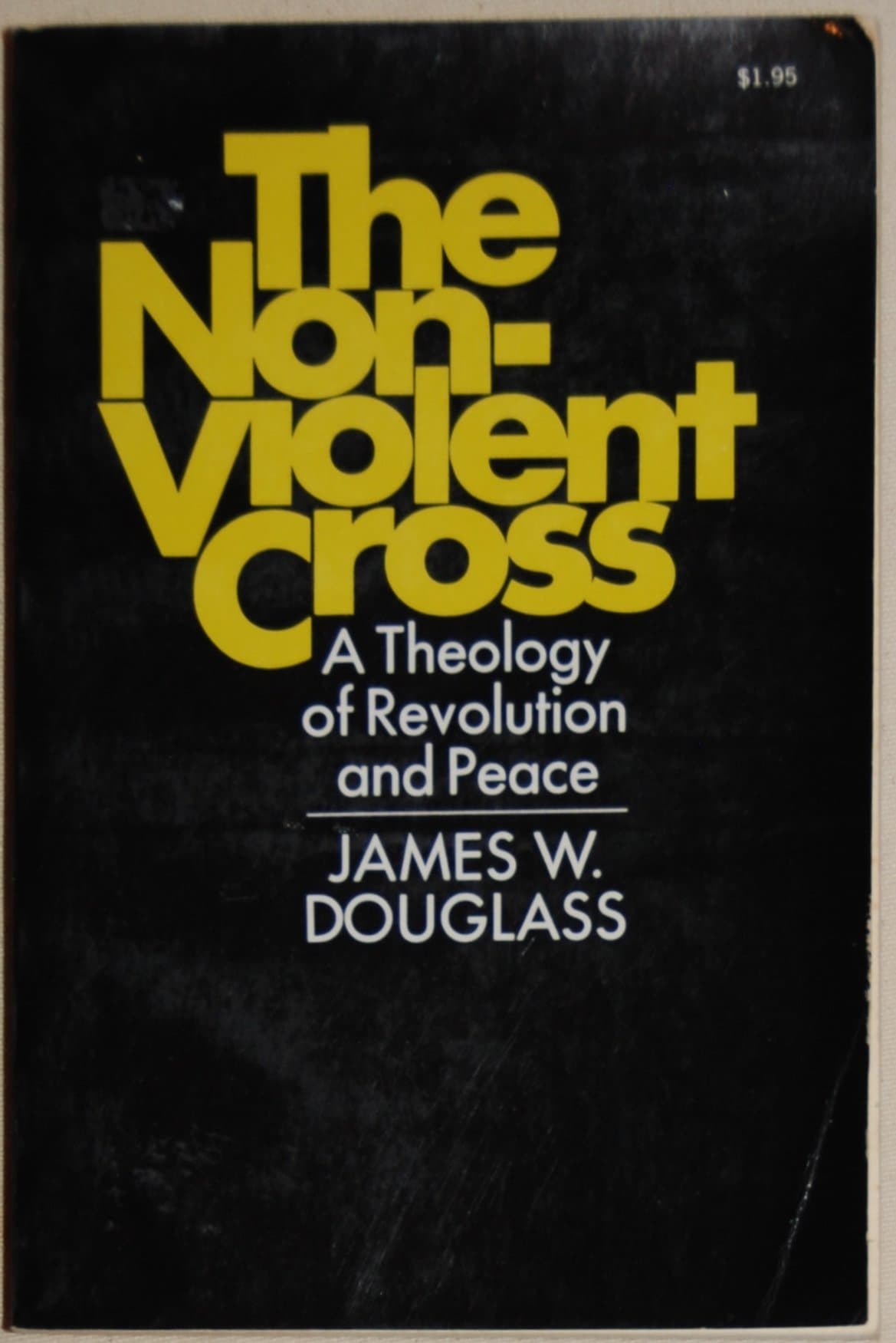 The Non-Violent Cross, A Theology of Revolution and Peach [Paperback] James W. Douglass by null