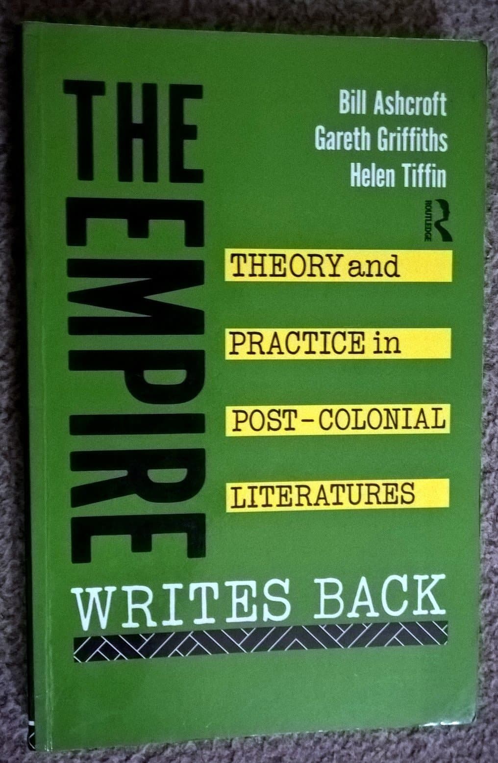 The Empire Writes Back: Theory and Practice in Post-Colonial Literatures (New Accents) Ashcroft, Bill; Griffiths, Gareth and Tiffin, Helen by null