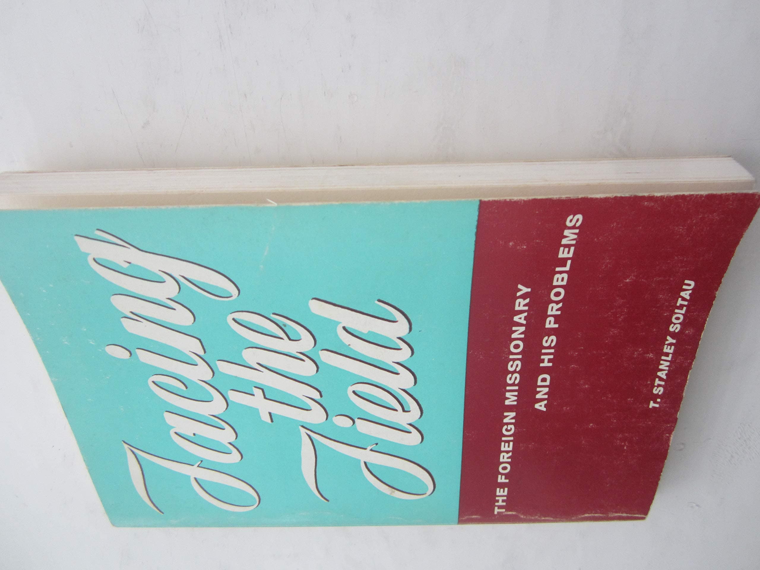 Facing the field;: The foreign missionary and his problems [Paperback] Soltau, Theodore Stanley by null