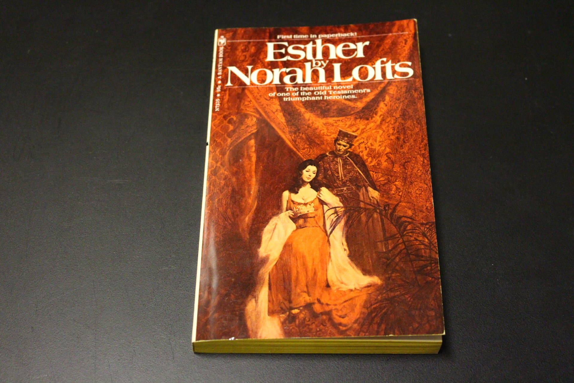 Esther [Mass Market Paperback] Norah Lofts by null