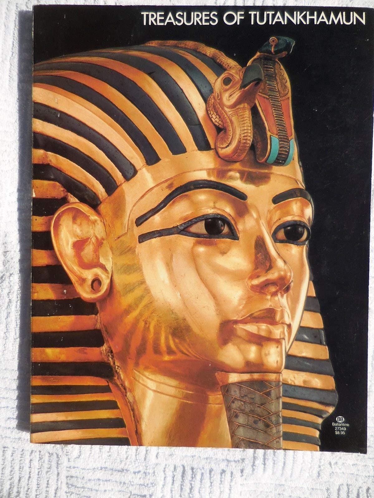 TREASURES OF TUTANKHAMUN by Katharine Stoddert, with Joan K. Holt and Sara Hudson Gilbert