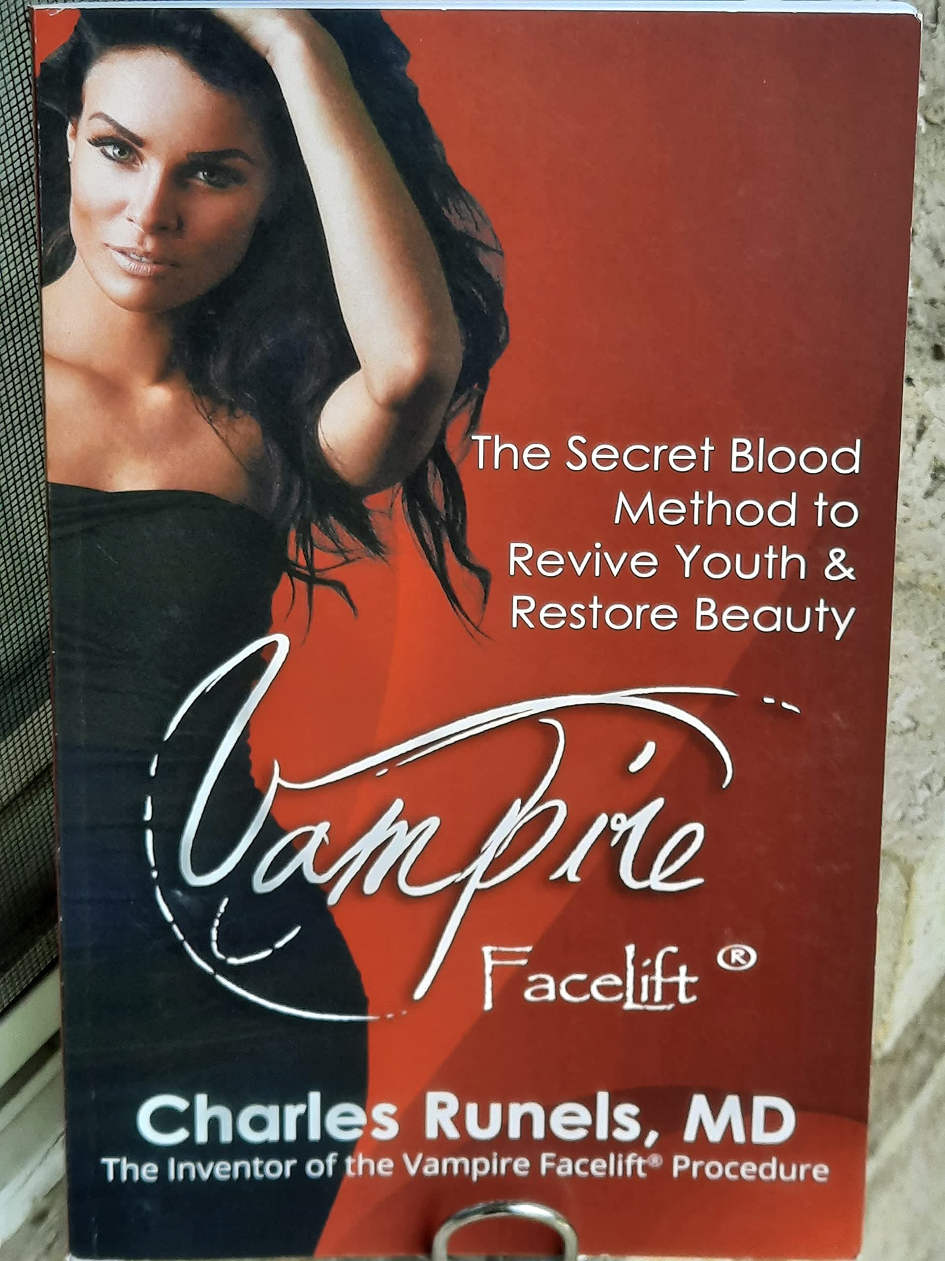 Vampire Facelift: The Secret Blood Method to Revive Youth & Restore Beauty by Dr. Charles Runels MD (2013-02-11) [Paperback] by null