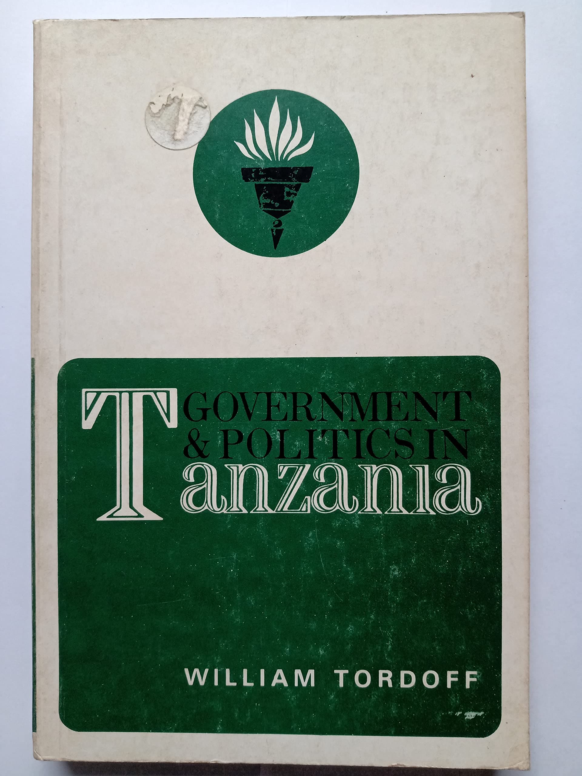 Government and politics in Tanzania;: A collection of essays covering the period from September 1960 to July 1966 (EAPH political studies, 2) Tordoff, William by null