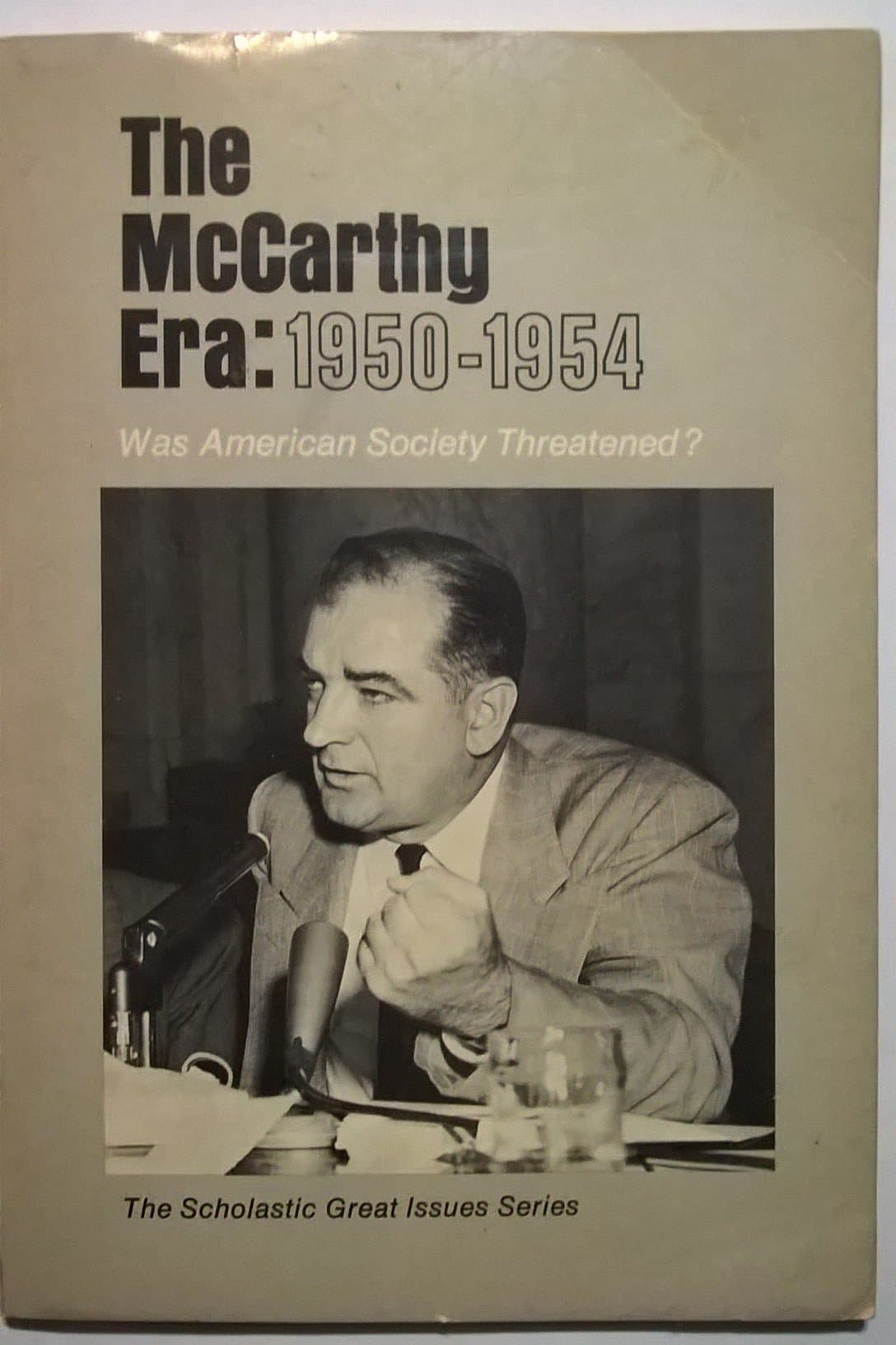 The McCarthy era: 1950-1954;: Was American society threatened? (The Scholastic great issues series) De Mello, Duane by null