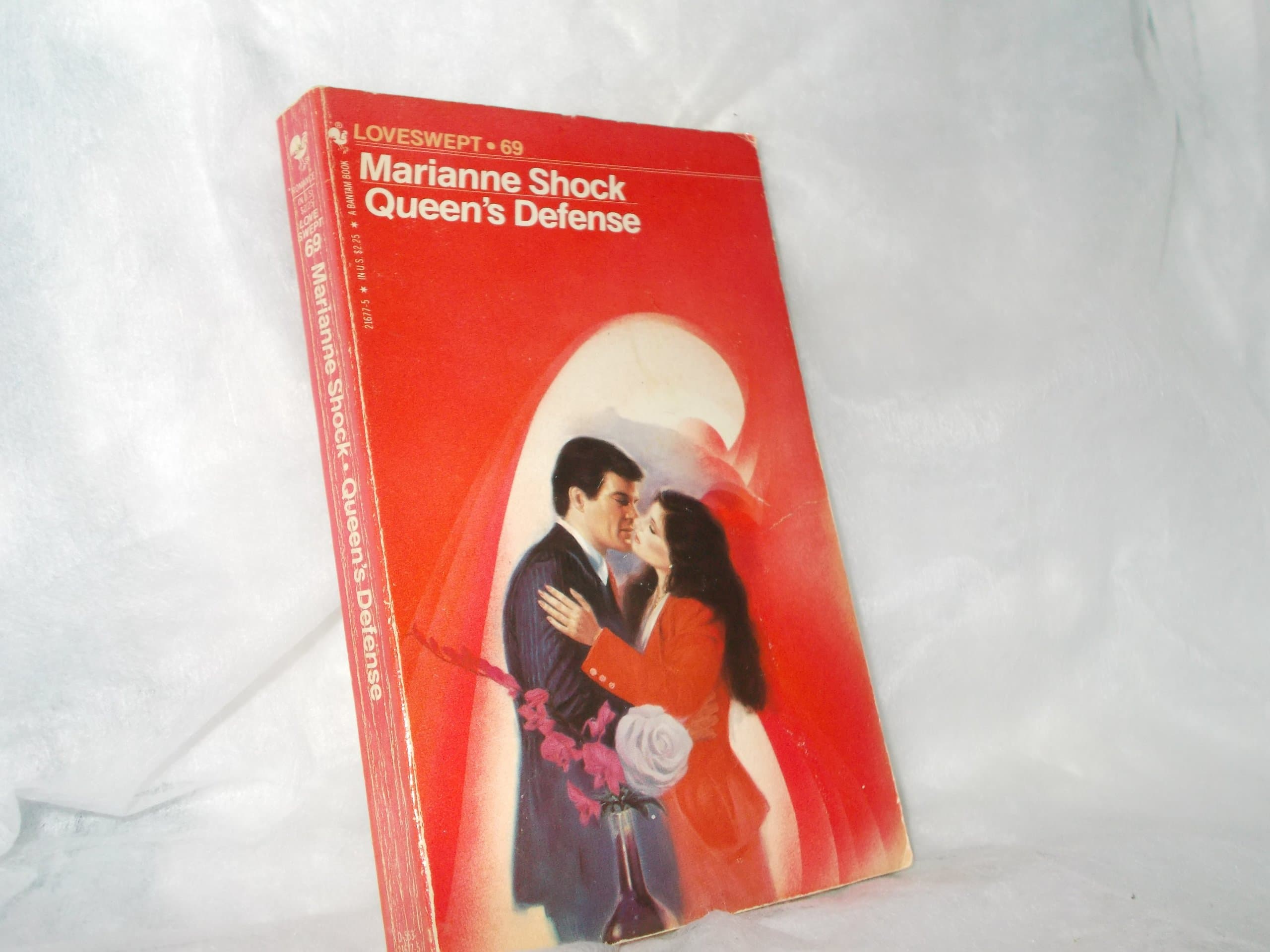 Queen's Defense (Loveswept, No 69) [Paperback] Shock Marianne by null