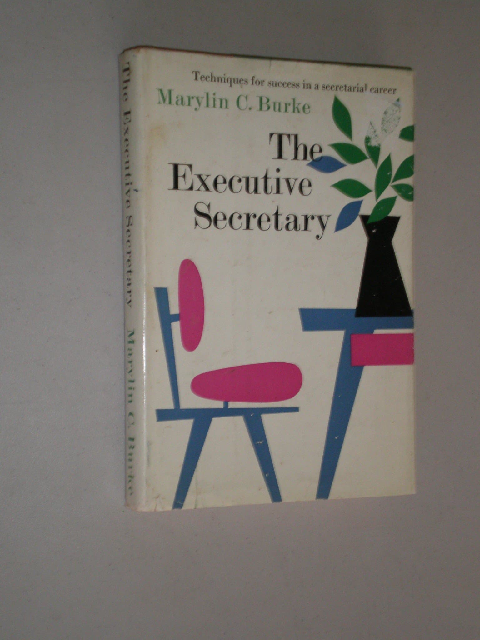 The executive secretary;: Techniques for success in a secretarial career by Marylin C Burke