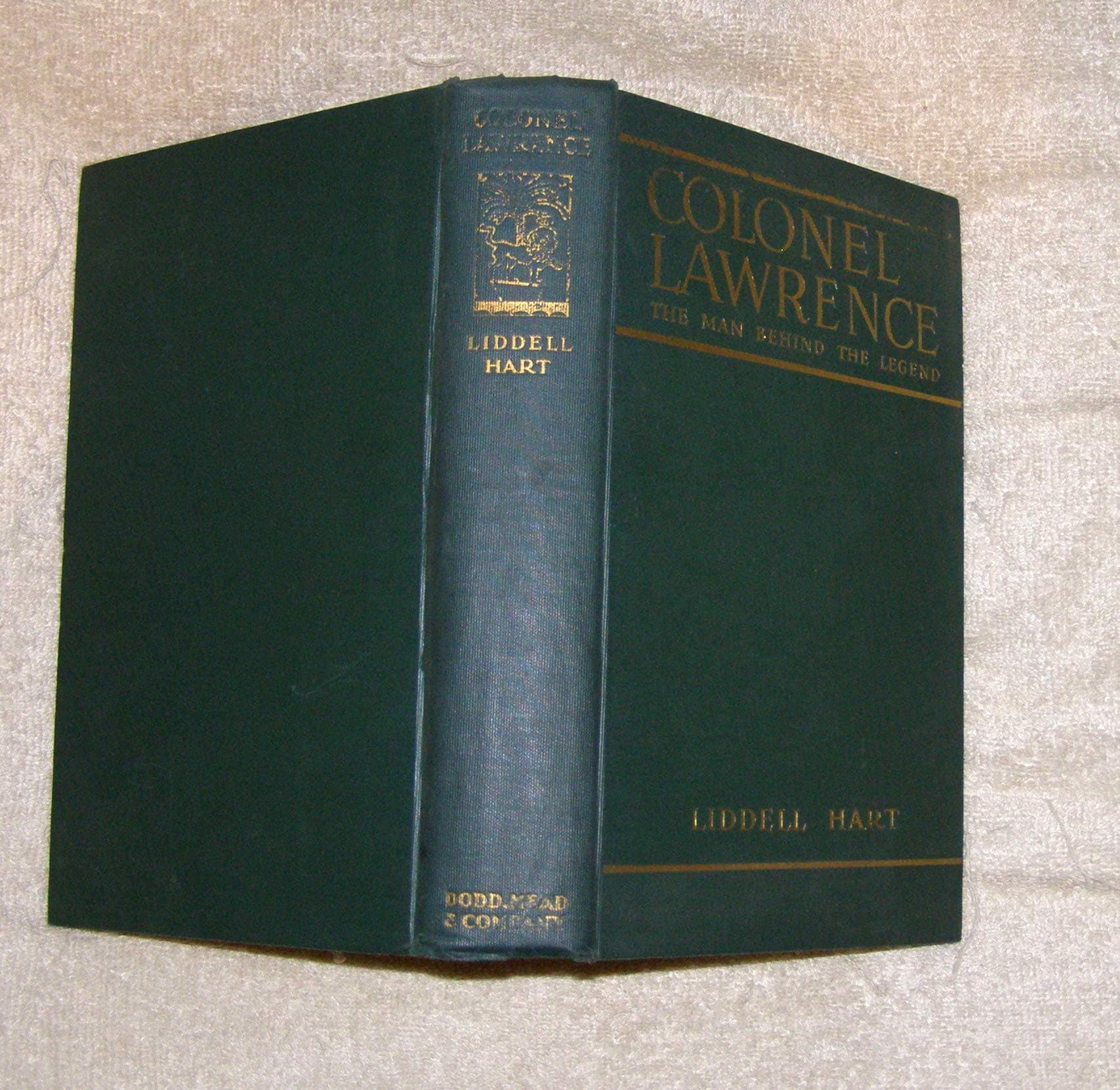 Colonel Lawrence, the Man Behind the Legend. New and Enlarged Edition [Hardcover] Hart, Liddell by null