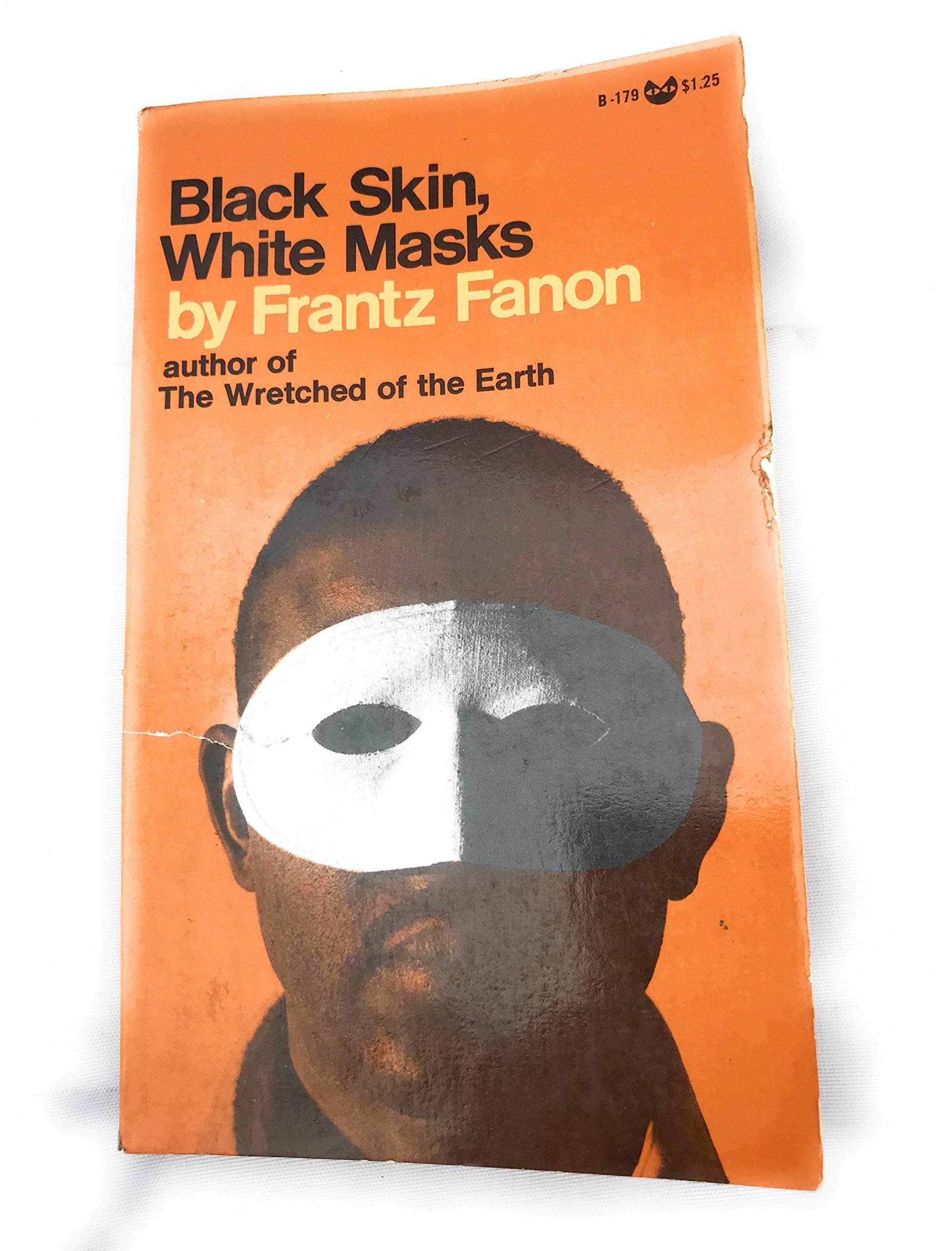 Black Skin, White Masks [Paperback] Frantz Fanon by null