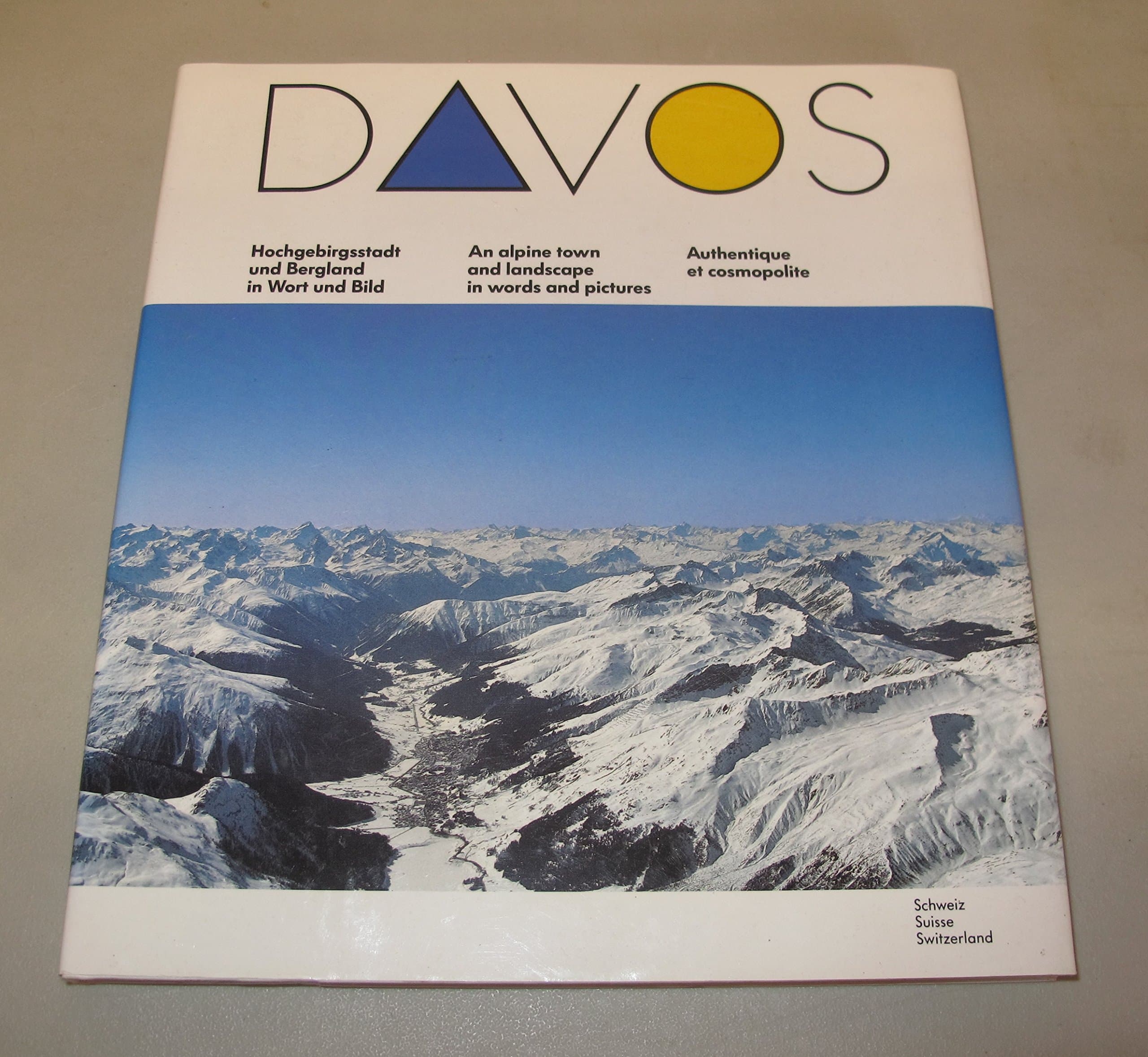 DAVOS - Hochgebirgsstadt und Bergland in Wort und Bild - An alpine town and landscape in words and pictures (In English, German and French) [Hardcover] Max Pfister by null
