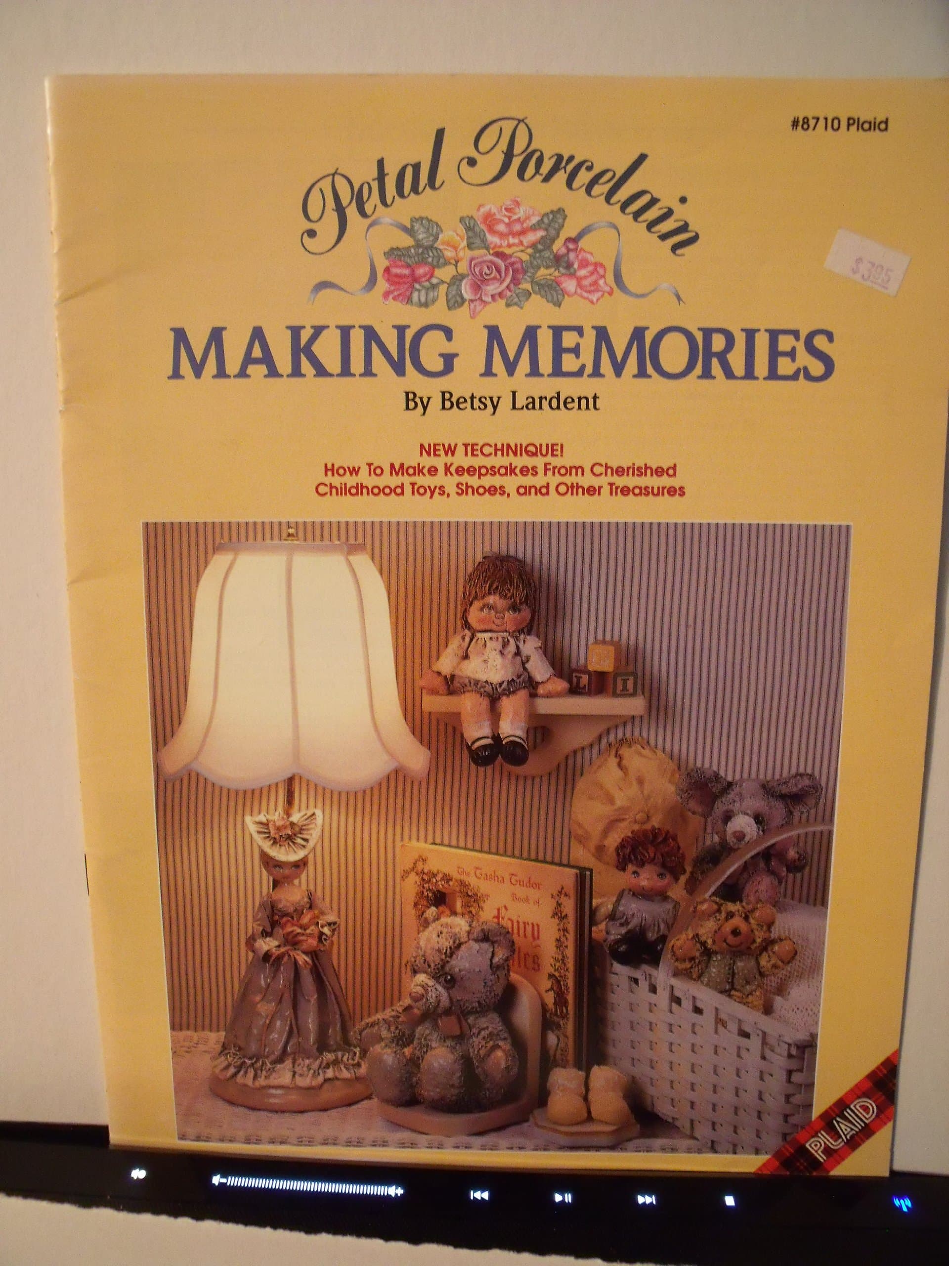 Petal Porcelain: Making Memories (Plaid #8710) [Pamphlet] Betsy Lardent by null