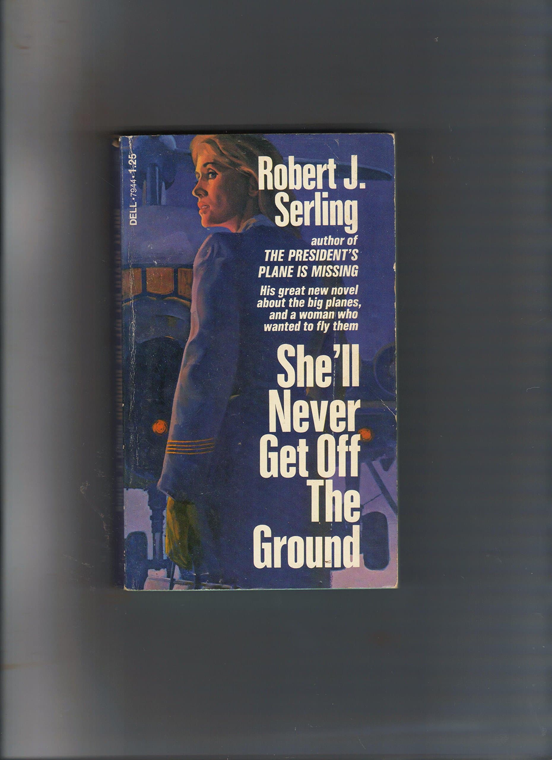 She'll Never Get Off the Ground [Mass Market Paperback] Robert J. Serling by null