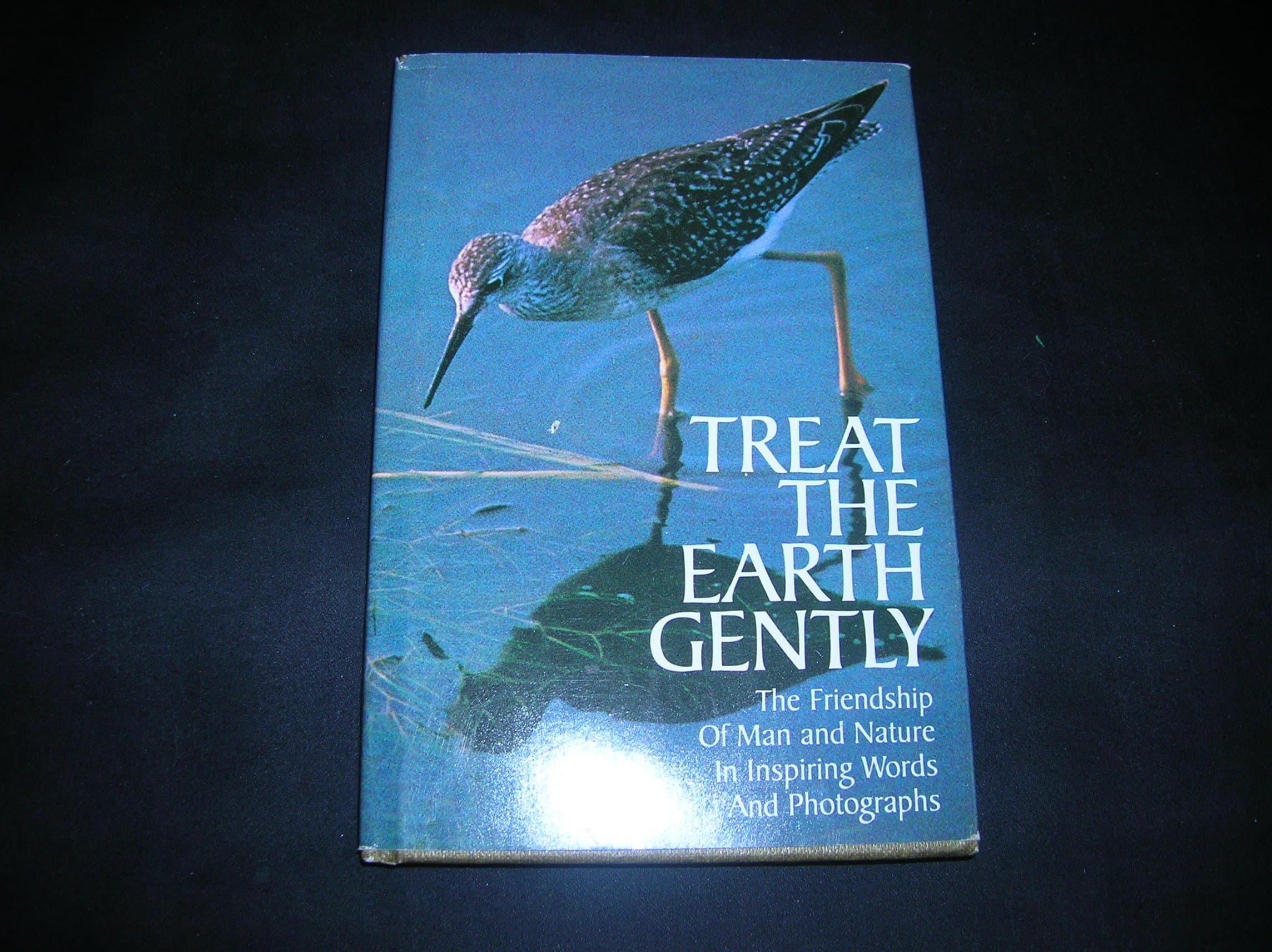 Treat the earth gently;: The friendship of man and nature in inspiring words and photographs (Hallmark editions) Bearly, Beverly Simmons by null