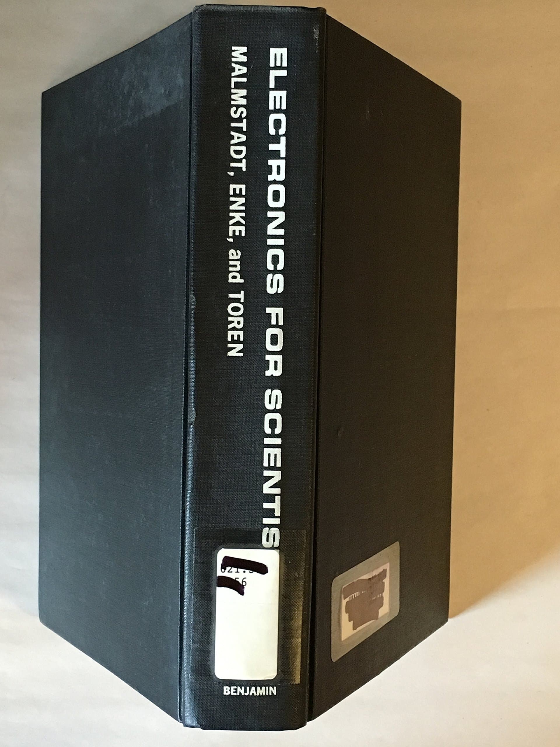 Electronics for Scientists: Principles and Experiments for Those Who Use Instruments Howard V. Malmstadt; Christie G. Enke and E. Clifford Toren by null
