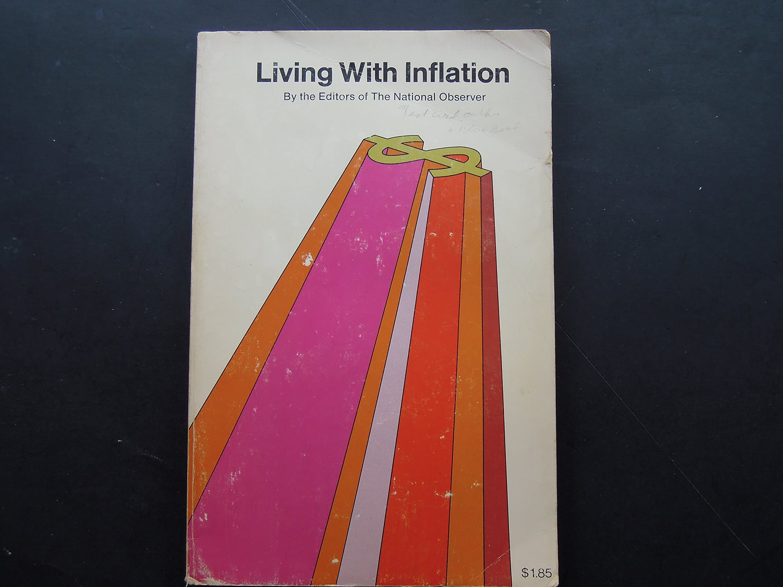 Living With Inflation [Paperback] Editors of the National Observer by null
