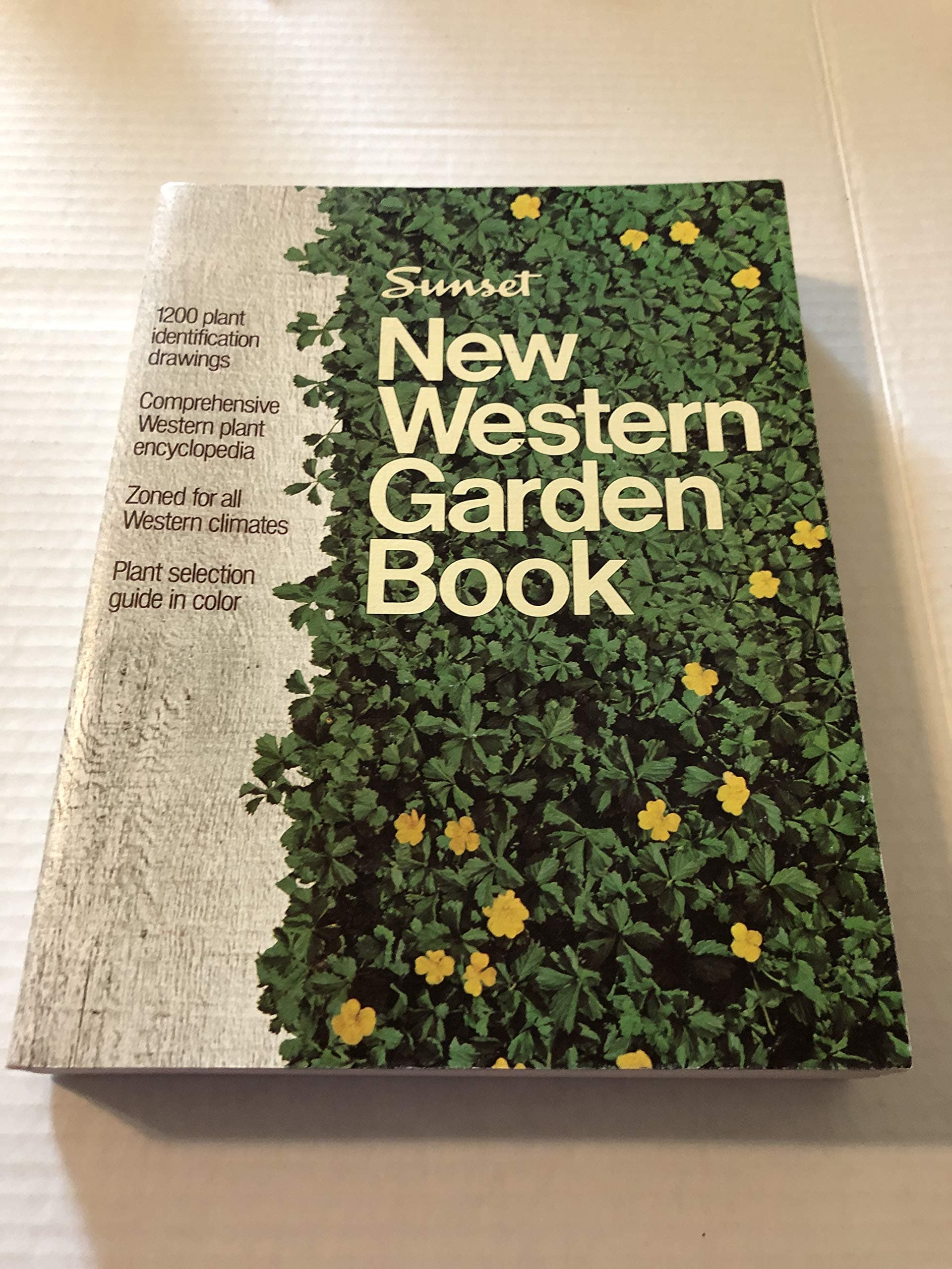 New Western Garden Book [Paperback] Editors Of Sunset Books by null