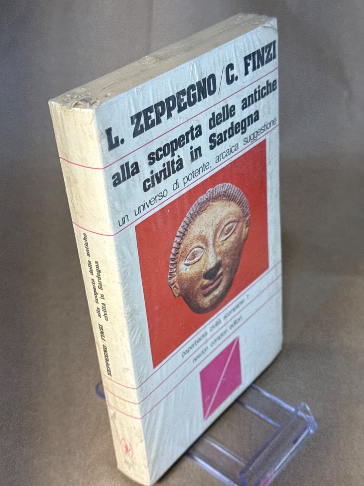 Alla scoperta delle antiche civiltà in Sardegna by L. Zeppegno / C. Finzi - quarter view showing binding condition