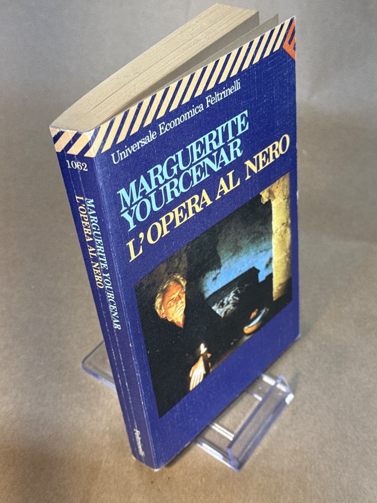 L'opera al nero by Marguerite Yourcenar - quarter view showing binding condition