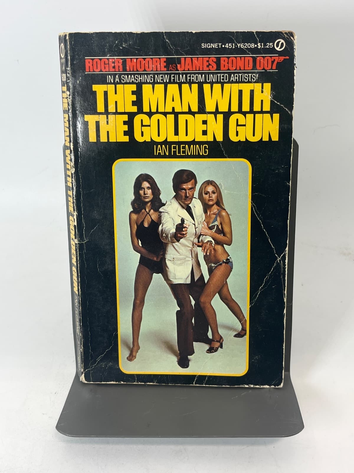 The Man with the Golden Gun - Signet  by Ian Fleming - front cover