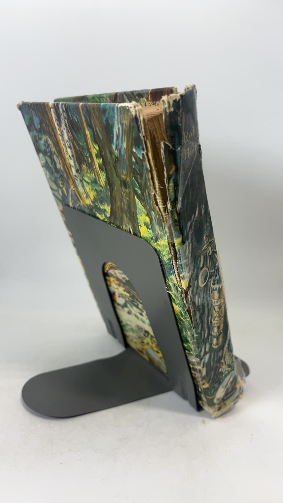 The Merry Adventures of Robin Hood of Great Renown, in Nottinghamshire by Howard Pyle - quarter view showing binding condition