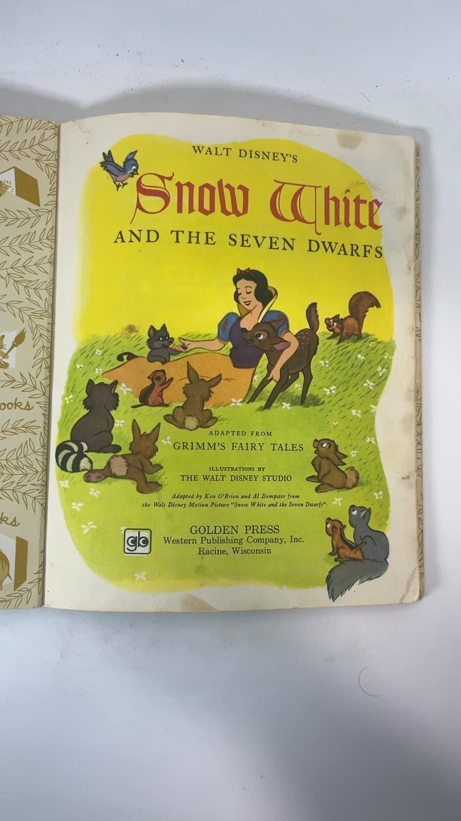 Walt Disney's Snow White and the Seven Dwarfs - Golden Book  by Ken O'Brien & Al Dempster - title page