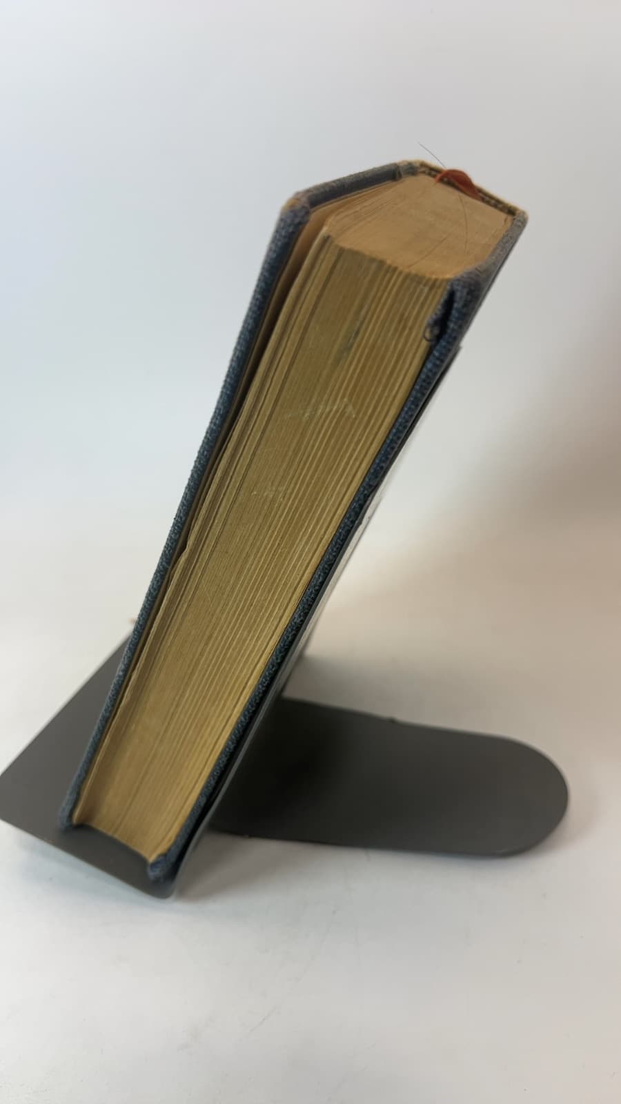 A Little Treasury of Modern Poetry by Oscar Williams - quarter view showing binding condition