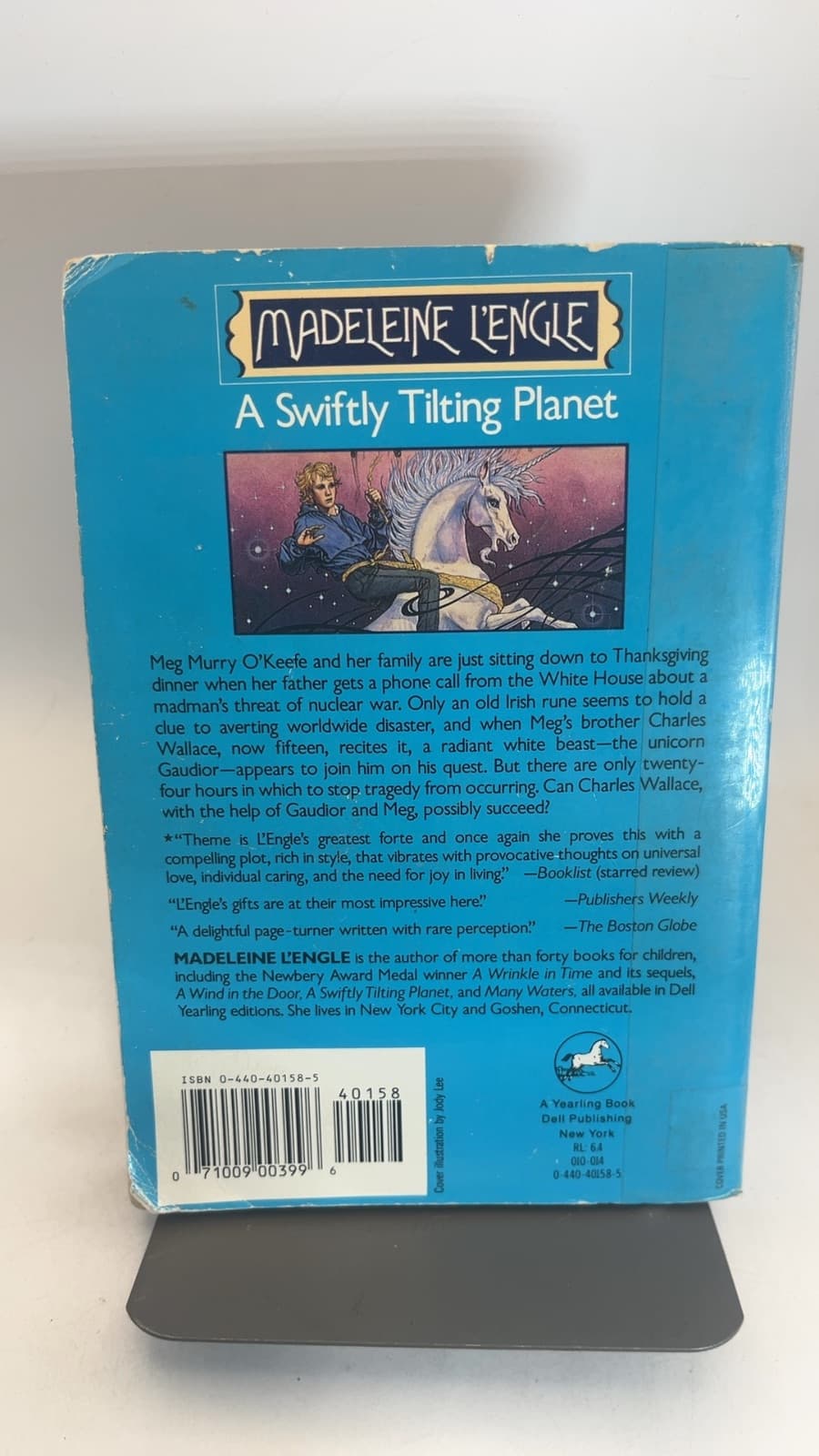 A Swiftly Tilting Planet (International Edition) by Madeleine L'Engle - additional view