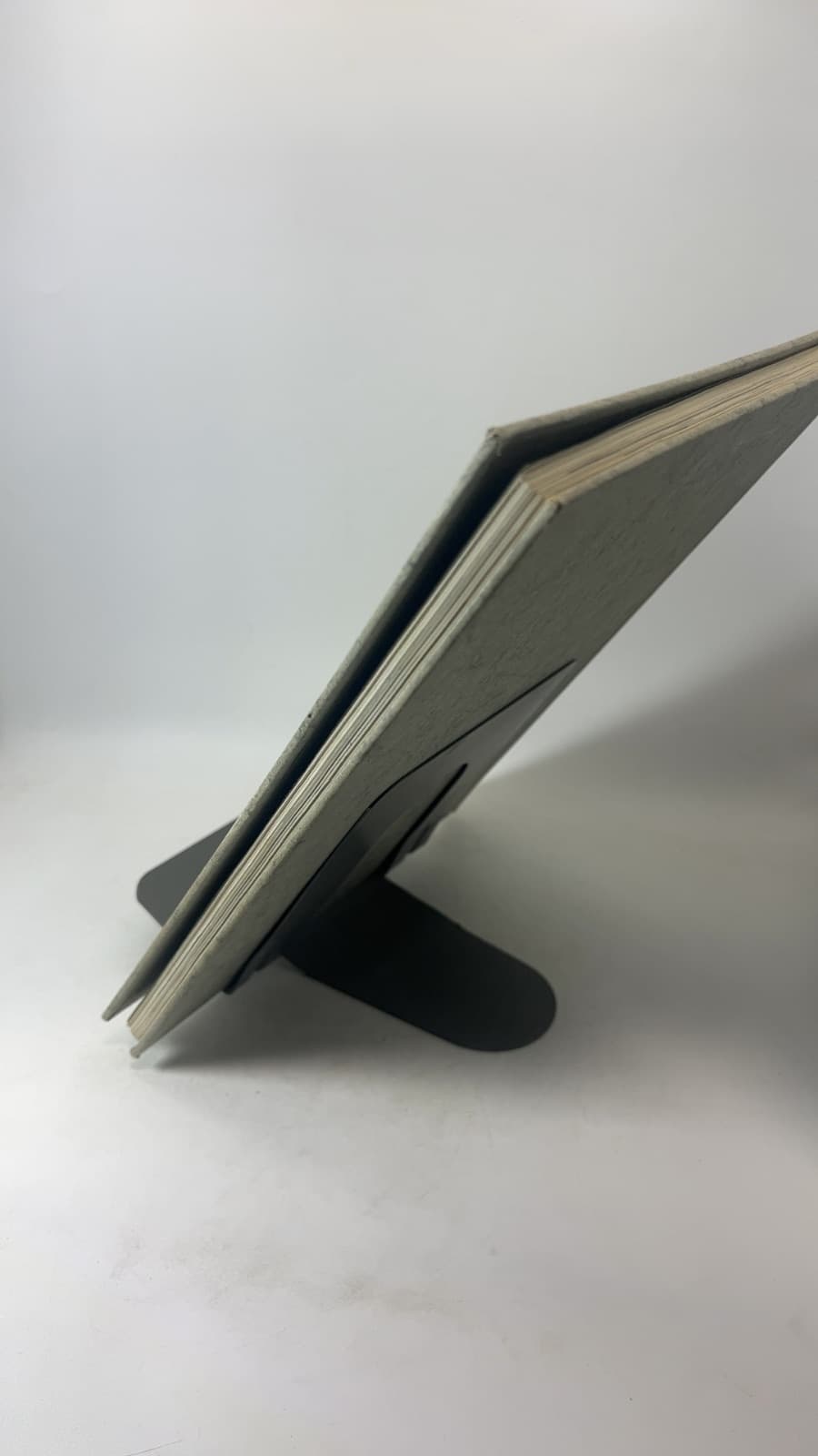 le corbusier by Françoise Choay - quarter view showing binding condition