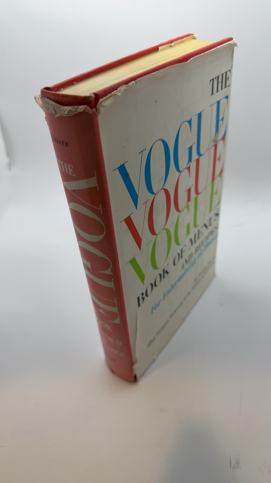 The Vogue Book of Menus and Recipes for Entertaining at Home by Jessica Daves with Tatiana McKenna and the Editors of Vogue - quarter view showing binding condition