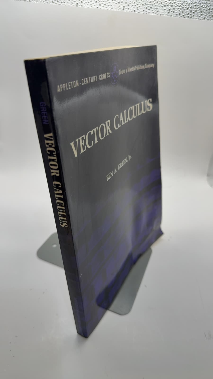 Vector Calculus by BEN A. Green, Jr. - quarter view showing binding condition