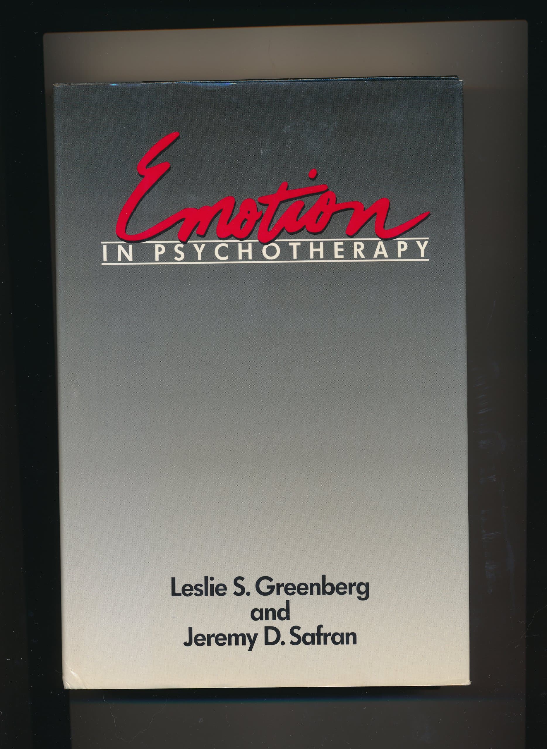 Emotion in Psychotherapy (The Guilford Clinical Psychology and Psychopathology Series) Leslie S. Greenberg and Jeremy D. Safran by null