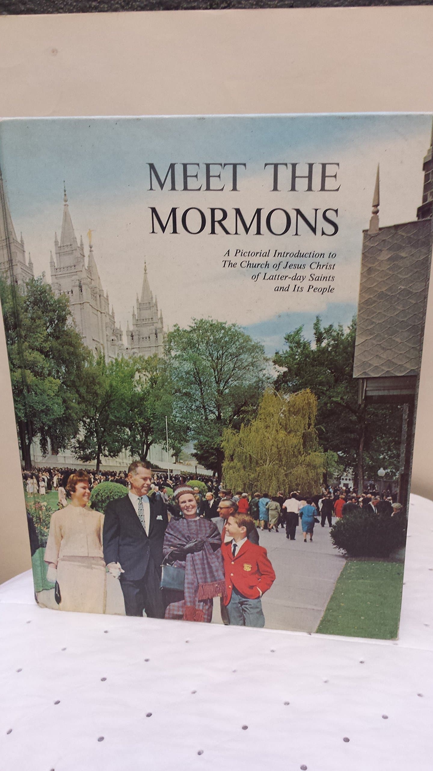Meet the Mormons;: A pictorial introduction to the Church of Jesus Christ of Latter-day Saints and its people Green, Doyle L by null
