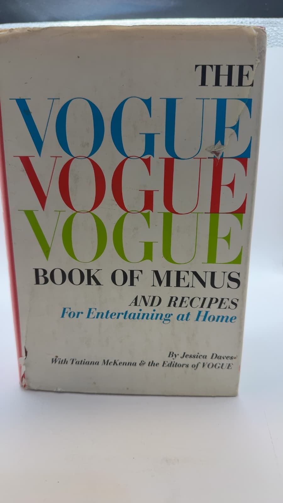 The Vogue Book of Menus and Recipes for Entertaining at Home by Jessica Daves with Tatiana McKenna and the Editors of Vogue - front cover