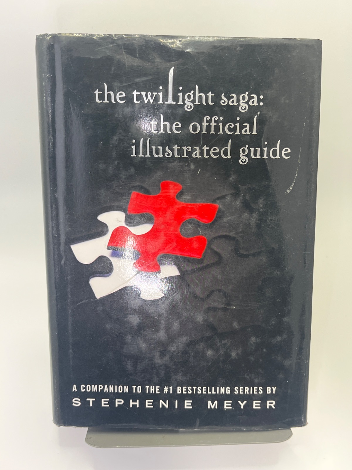 The Twilight Saga: the Official Illustrated Guide - First Edition - - Cover